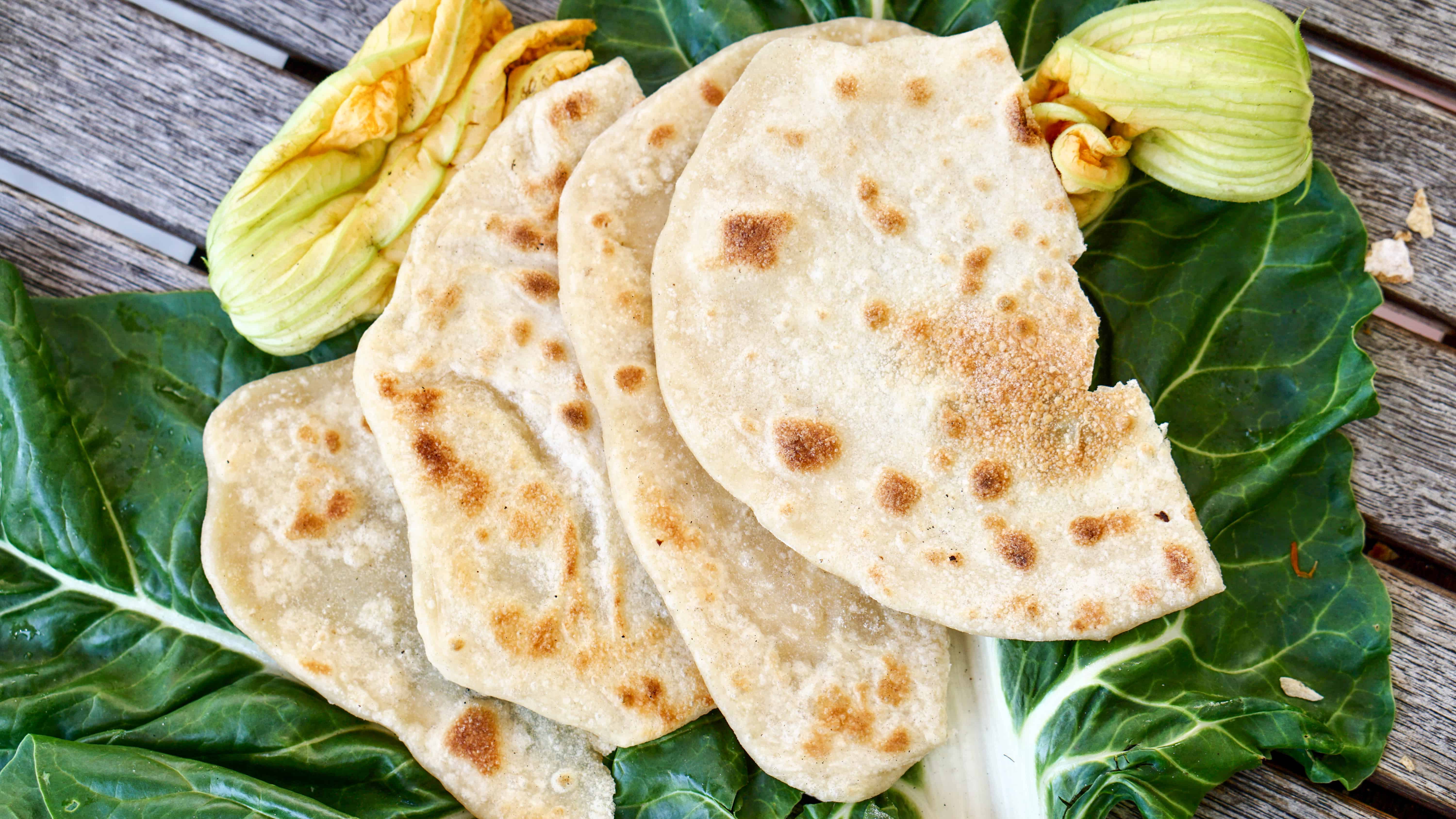 https://www.truefoodsblog.com/wp-content/uploads/2018/08/Indian-Chapati-Bread-by-Truefoodsblog.jpg