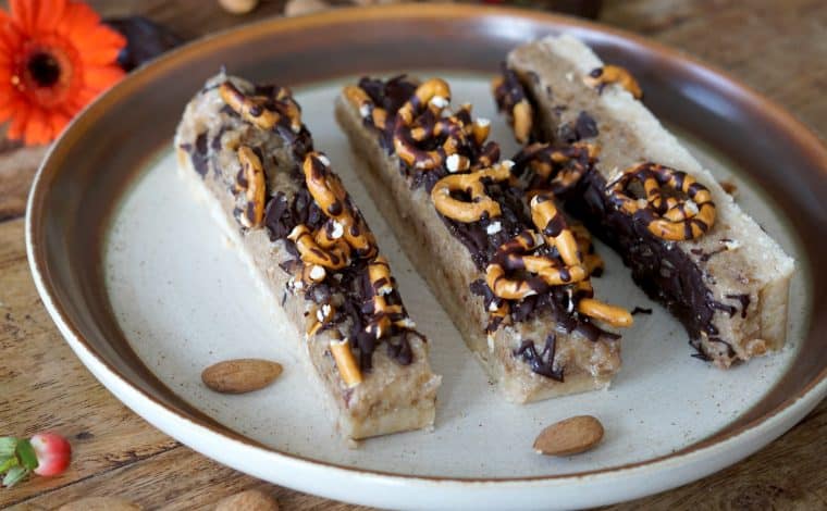 Vegan Salted Caramel, Pretzel & Macadamia-Almond Bars Inspired by Gaz by Truefoodsblog 9